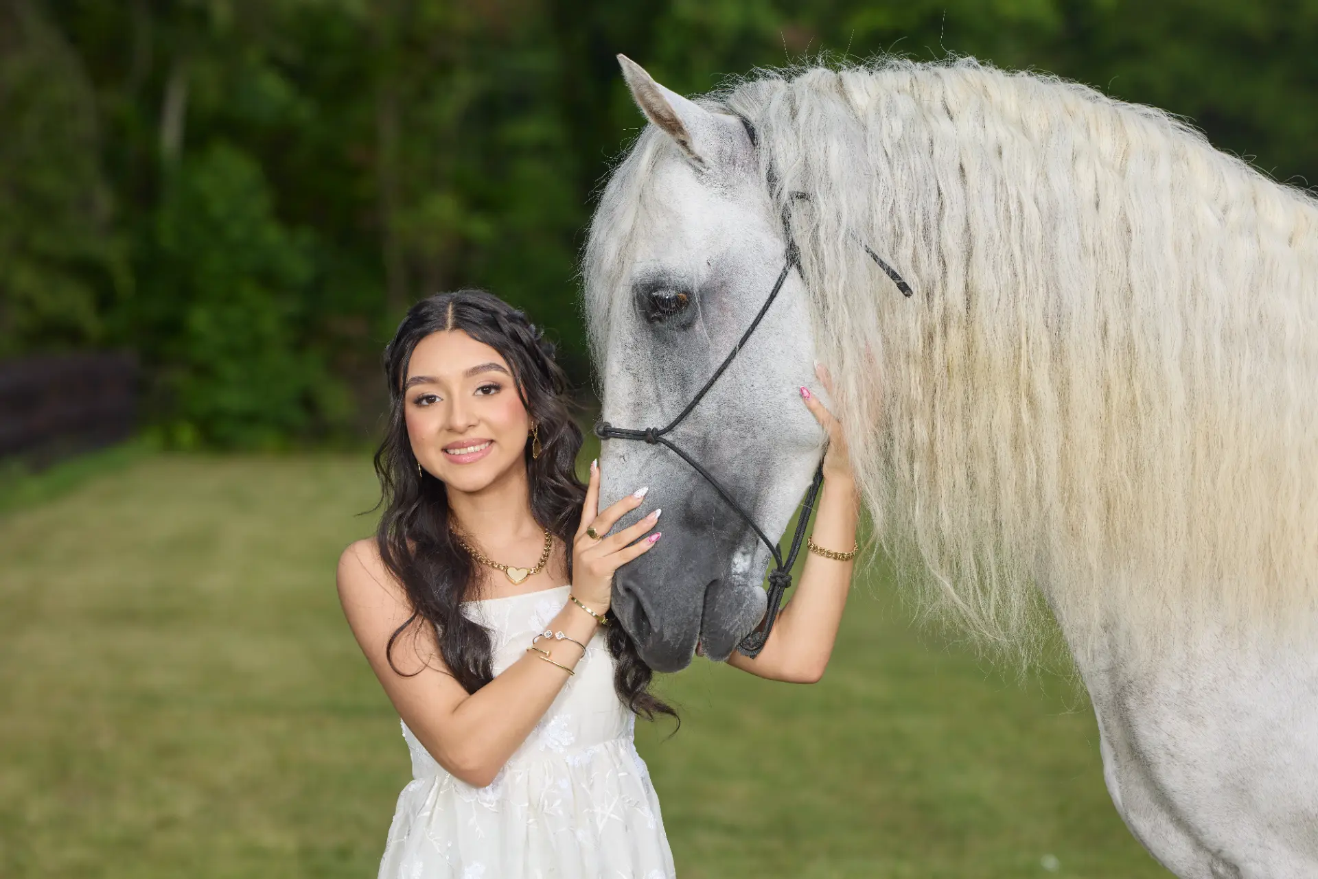 Jihan Jolie con un caballo blanco