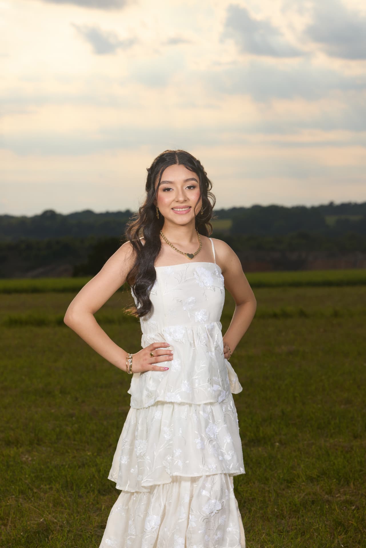 Jihan Jolie con vestido blanco en el campo al atardecer
